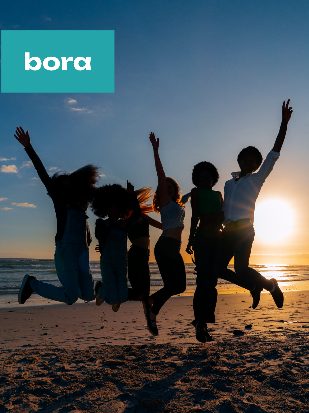 Amigos abraçados ao pôr do sol